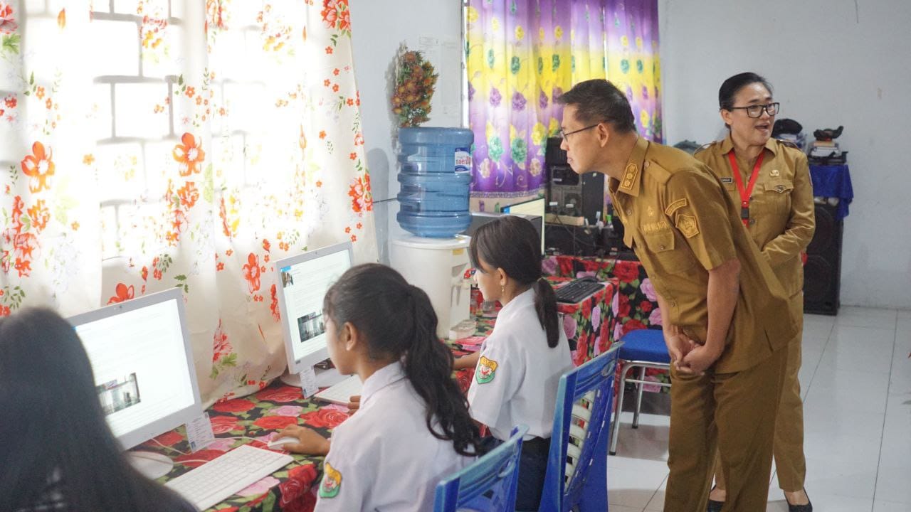 Wakil walikota Bitung Hengky Honandar saat meninjau pelaksanaan kegiatan asesmen Nasional SMP