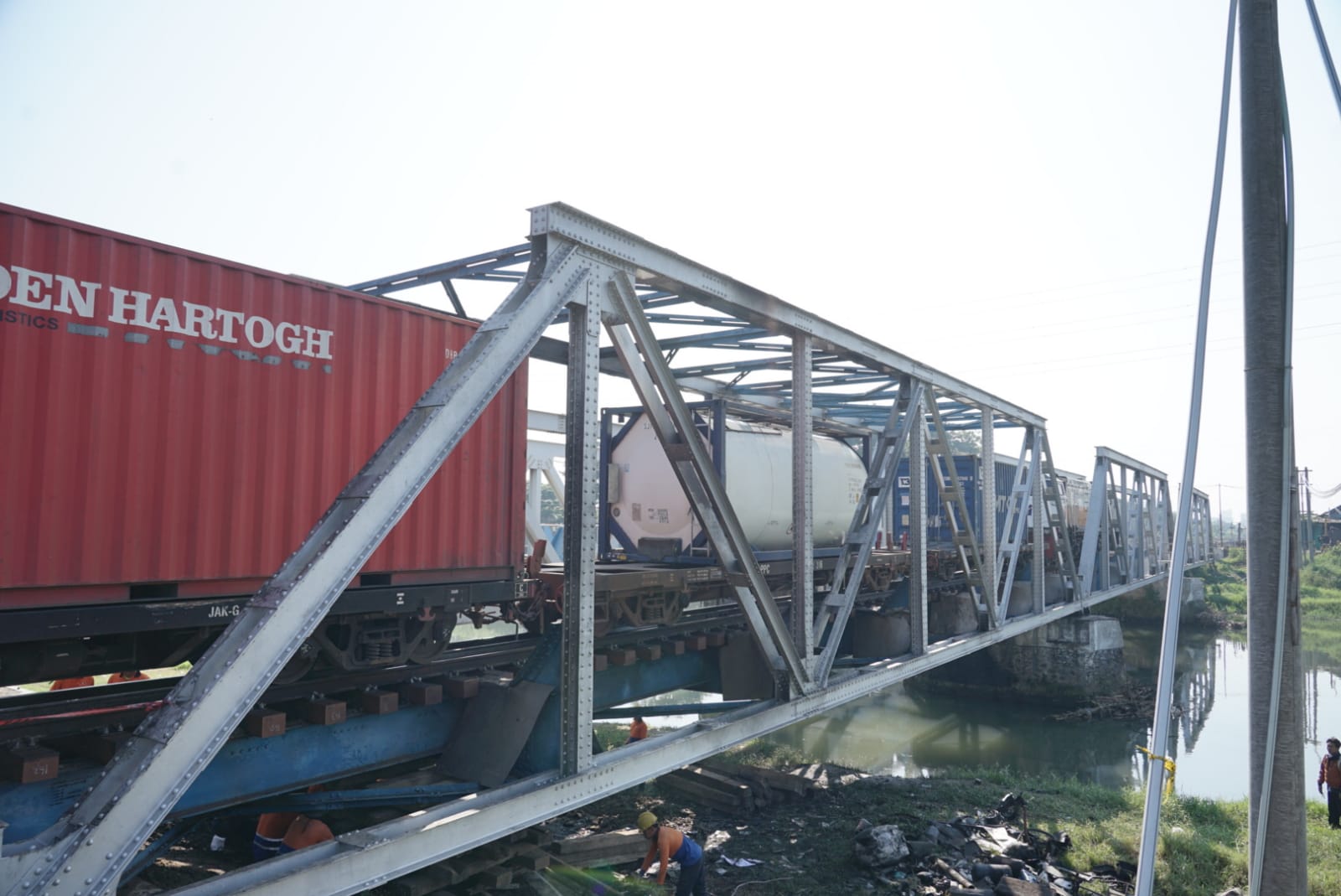 Jalur rel Jerakah-Semarang yang menjadi lokasi kecelakaan kereta api Brantas sudah bisa dilalui kereta api.