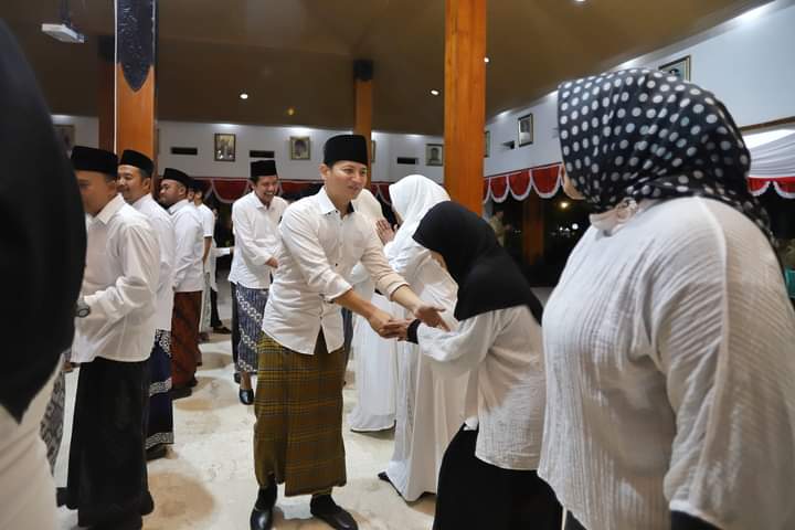 Bupati Trenggalek, Mochamad Nur Arifin, saat mengambil sumpah dan pelantikan 20 pejabat administrator lingkup Pemkab Trenggalek, di Pendapa Manggala Praja Nugraha, Senin (30/10/2023) malam.