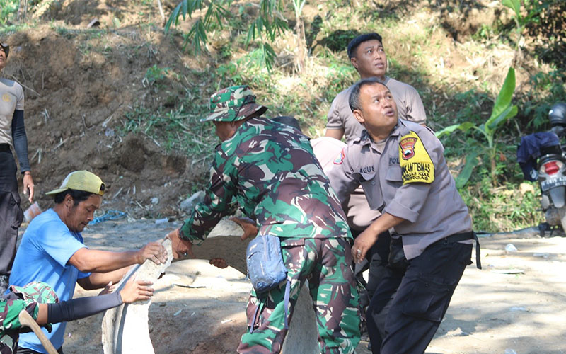 TNI-Polri manunggal dengan masyarakat gotong-royong menggulingkan cincin gorong-gorong.