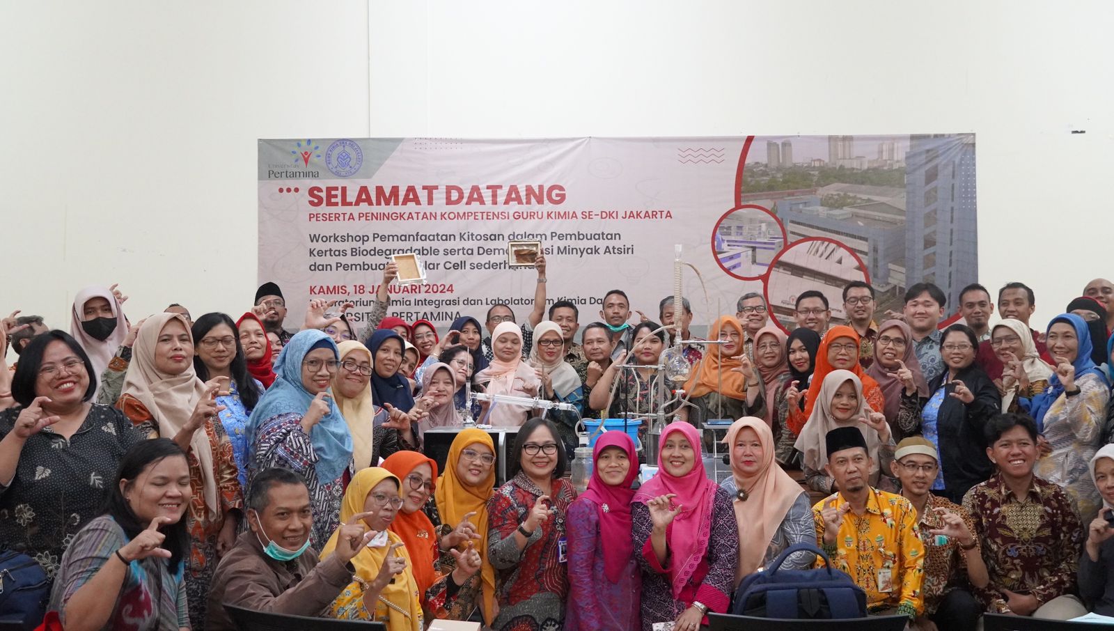 Foto bersama Guru Kimia se-Jakarta seusai kegiatan pelatihan proyek kimia sederhana di Universitas Pertamina