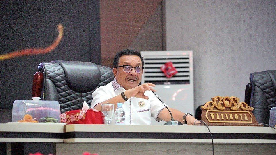 Wali Kota Bitung Maurits Mantiri saat menyerahkan SK P3K kepada guru SD dan SMP Se-kota Bitung