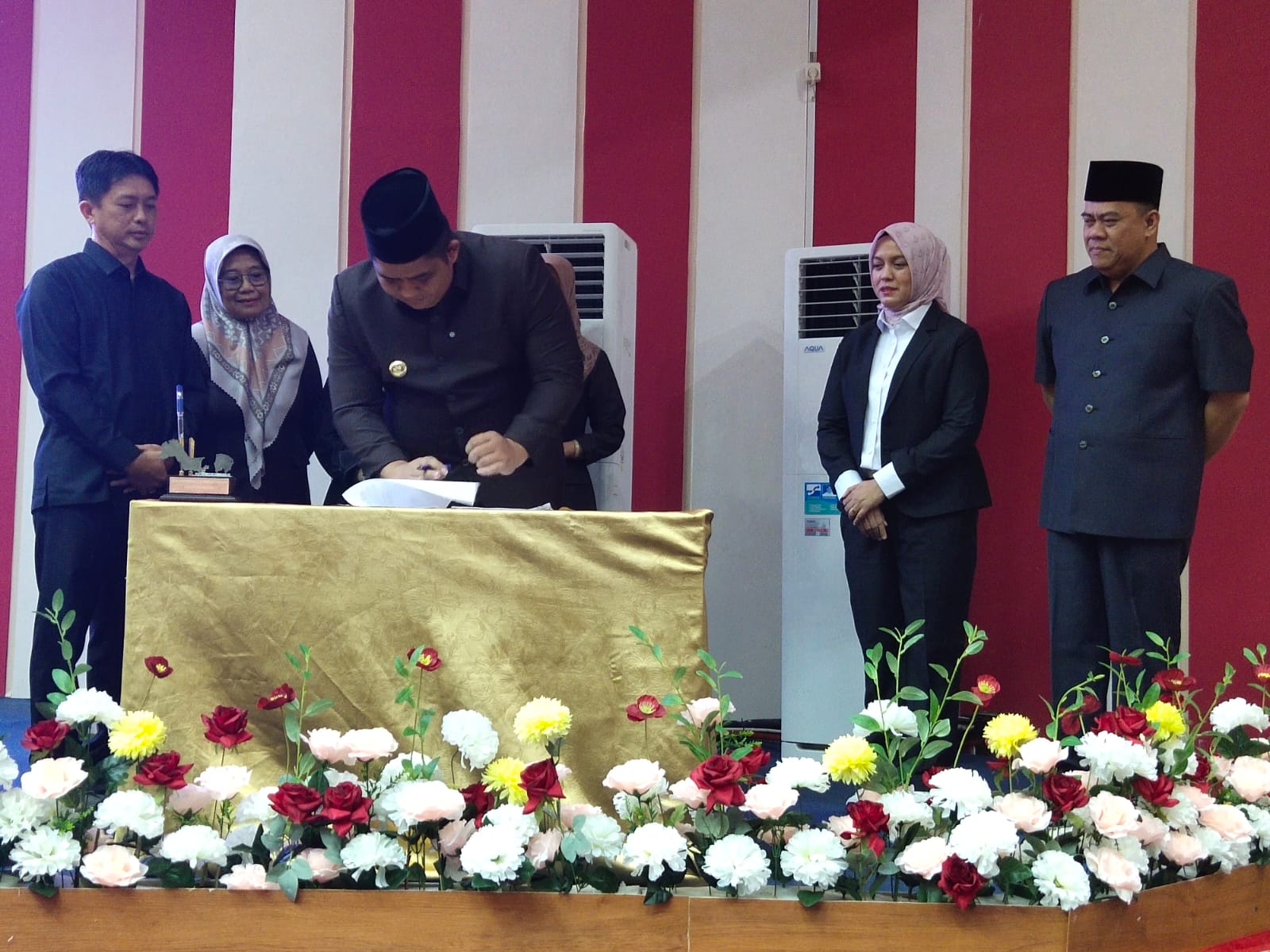 Bupati Bintan Roby Kurniawan SPWK Saat melakukan penanda tanganan