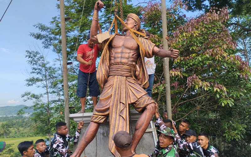 Patung Kepala Desa Bergas Kidul jaman penjajahan Belanda di pasang di atas Tugu Prasasti TMMD. Patung itu sebagai simbol perlawanan TNI-Rakyat terhadap penjajah.