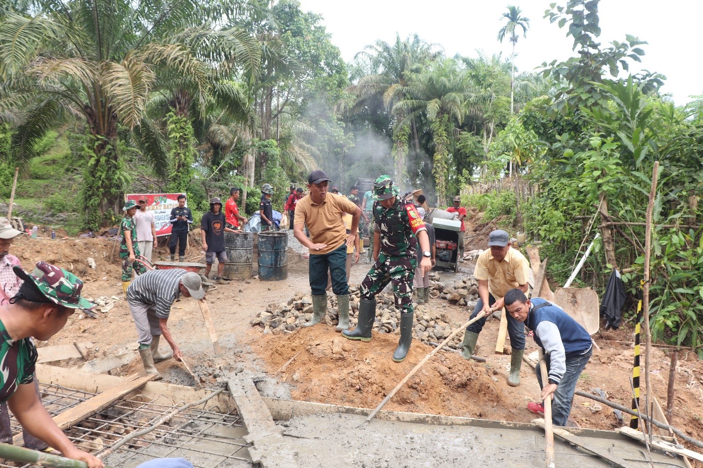 Dansatgas Kolonel Inf Widi memastikan pengerjaan sasaran fisik berjalan lancar.