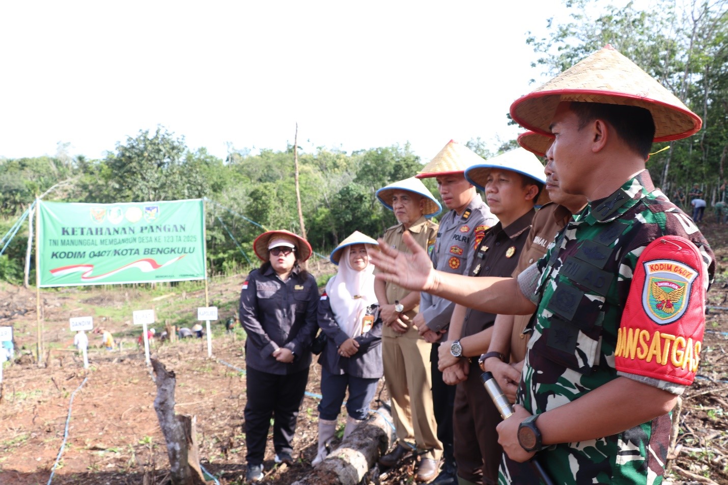 Dansatgas bersama unsur Forkopimda Benteng saat bersiap tanam padi gogo.