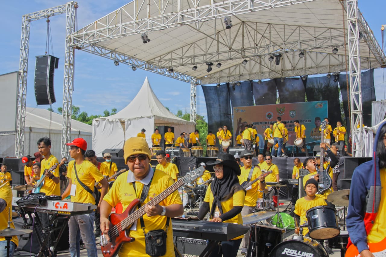  Expo-100 musisi turut meramaikan pembukaan acara dengan menampilkan beberapa lagu daerah.jpg
