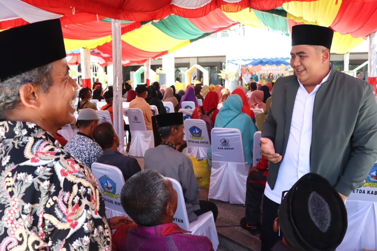 Gelak tawa Bupati Roby bersama Lansia usai acara
