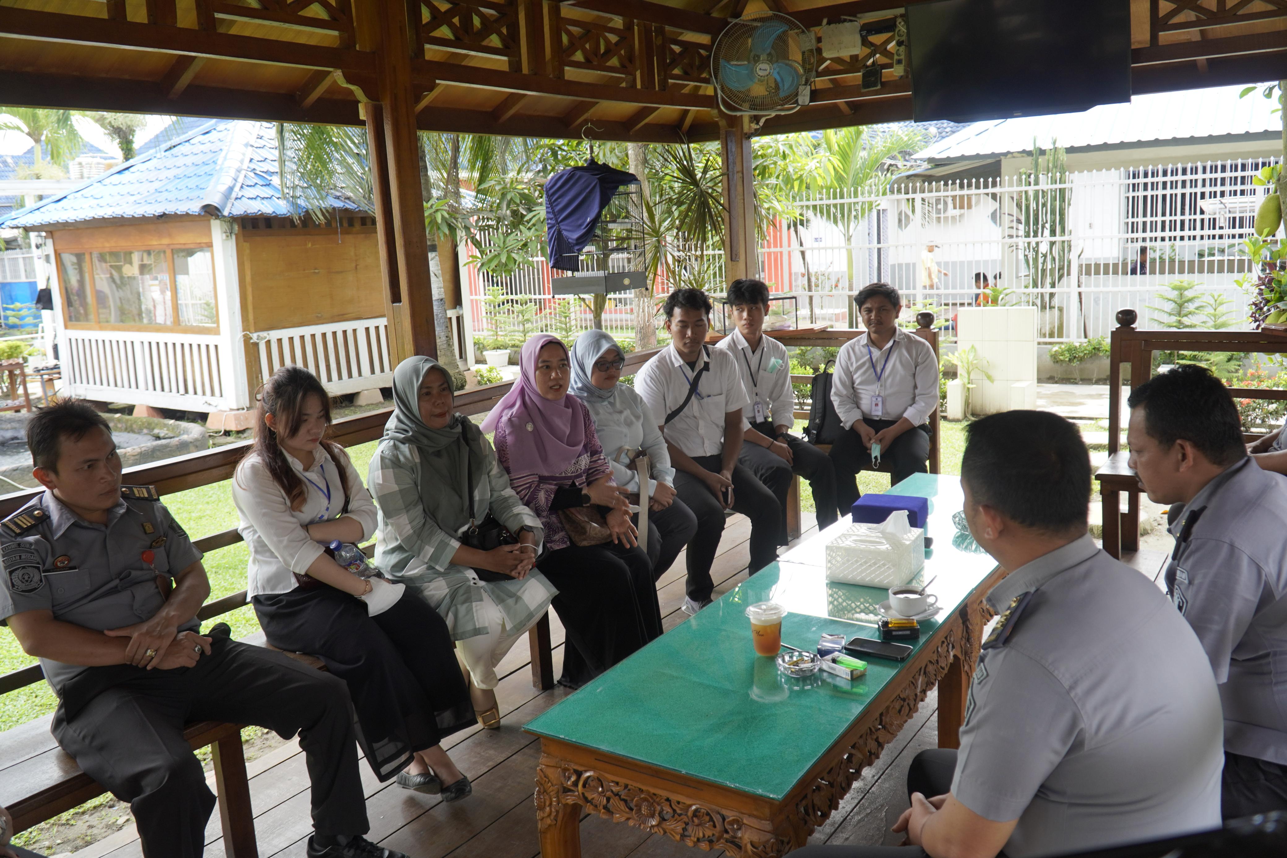 Mahasiswa UNPRI Sedang Menyampaikan Tujuan Kedatangan Mereka ke Lapas I Medan.