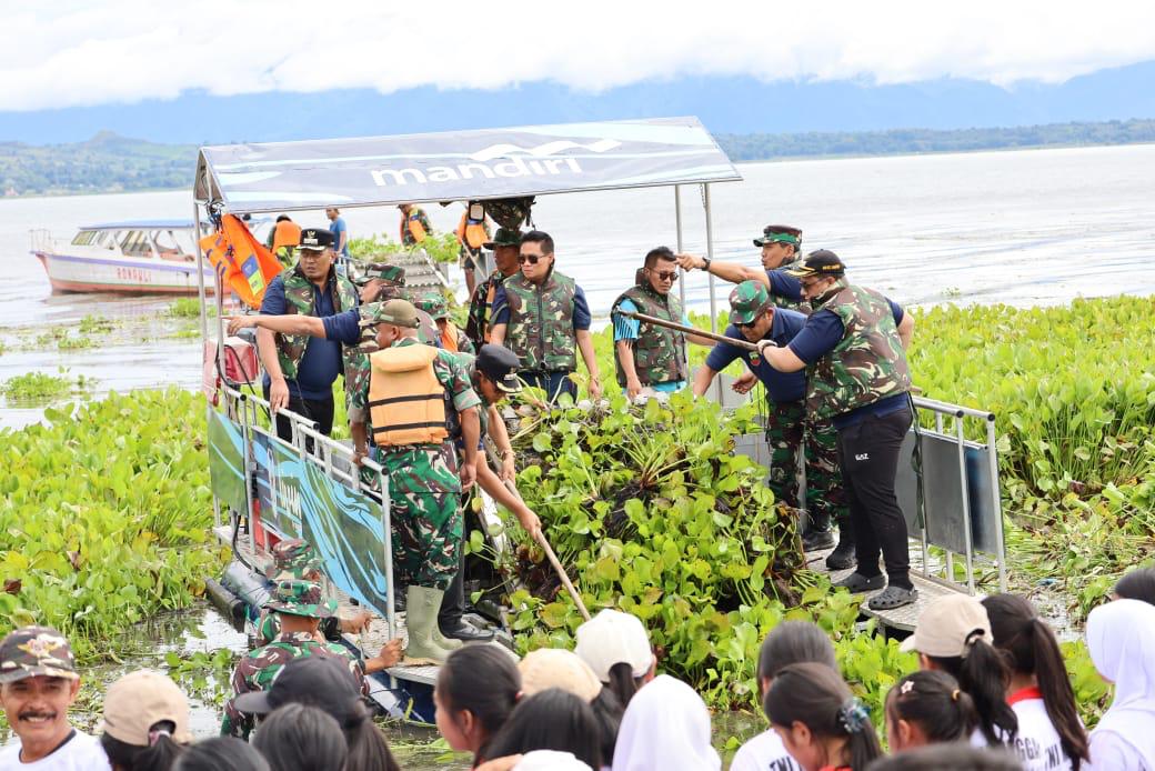 Saat Proses Pembersihan di Danau Toba