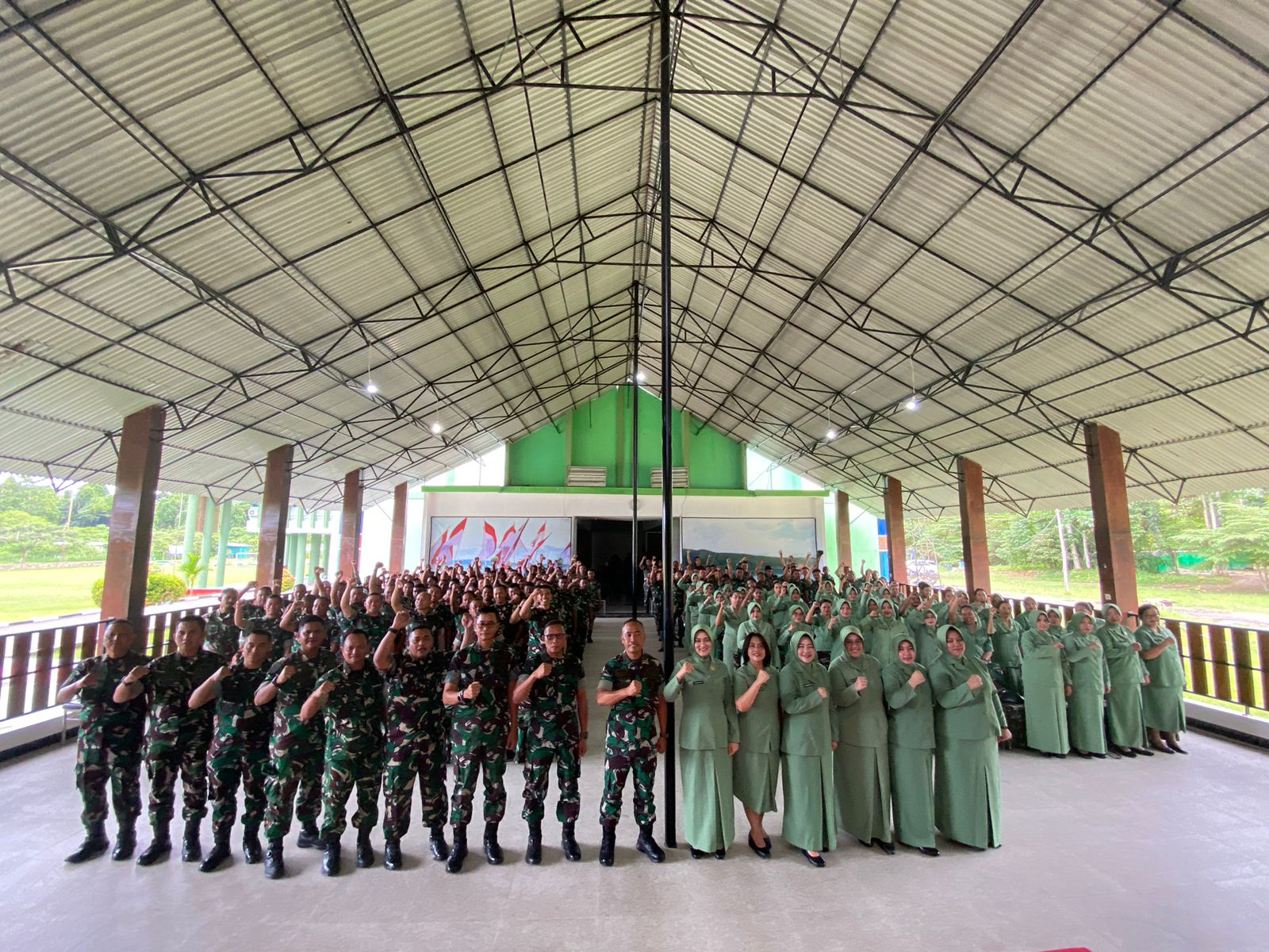 Danrindam Saat Memberi Menyoroti Pentingnya Keharmonisan Keluarga.