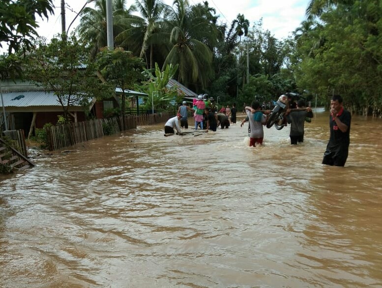 Pengendara nekat memikul kendaraan roda duanya