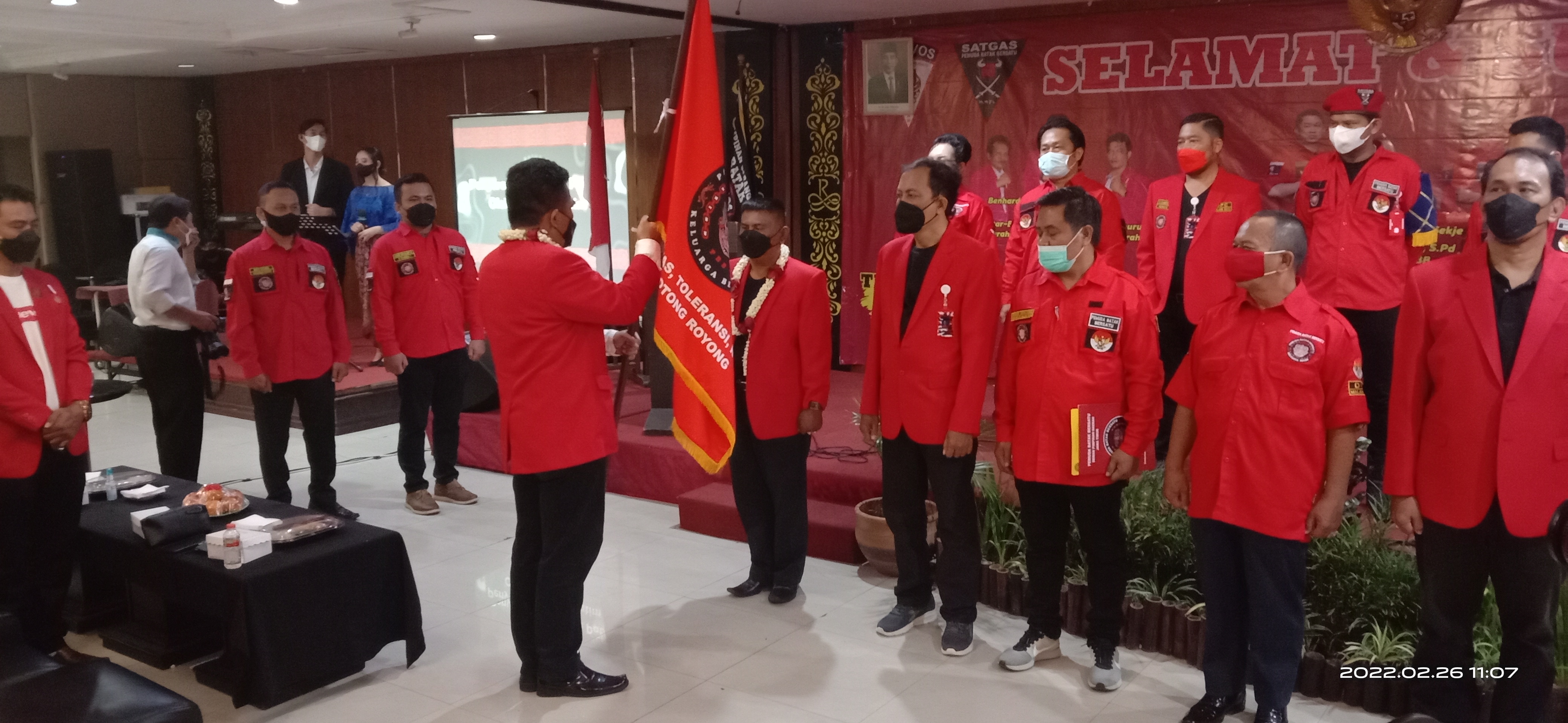 Penyerahan bendera pataka oleh Ketua PBB DPD Jatim kepada Ketua PBB DPC Malang Raya