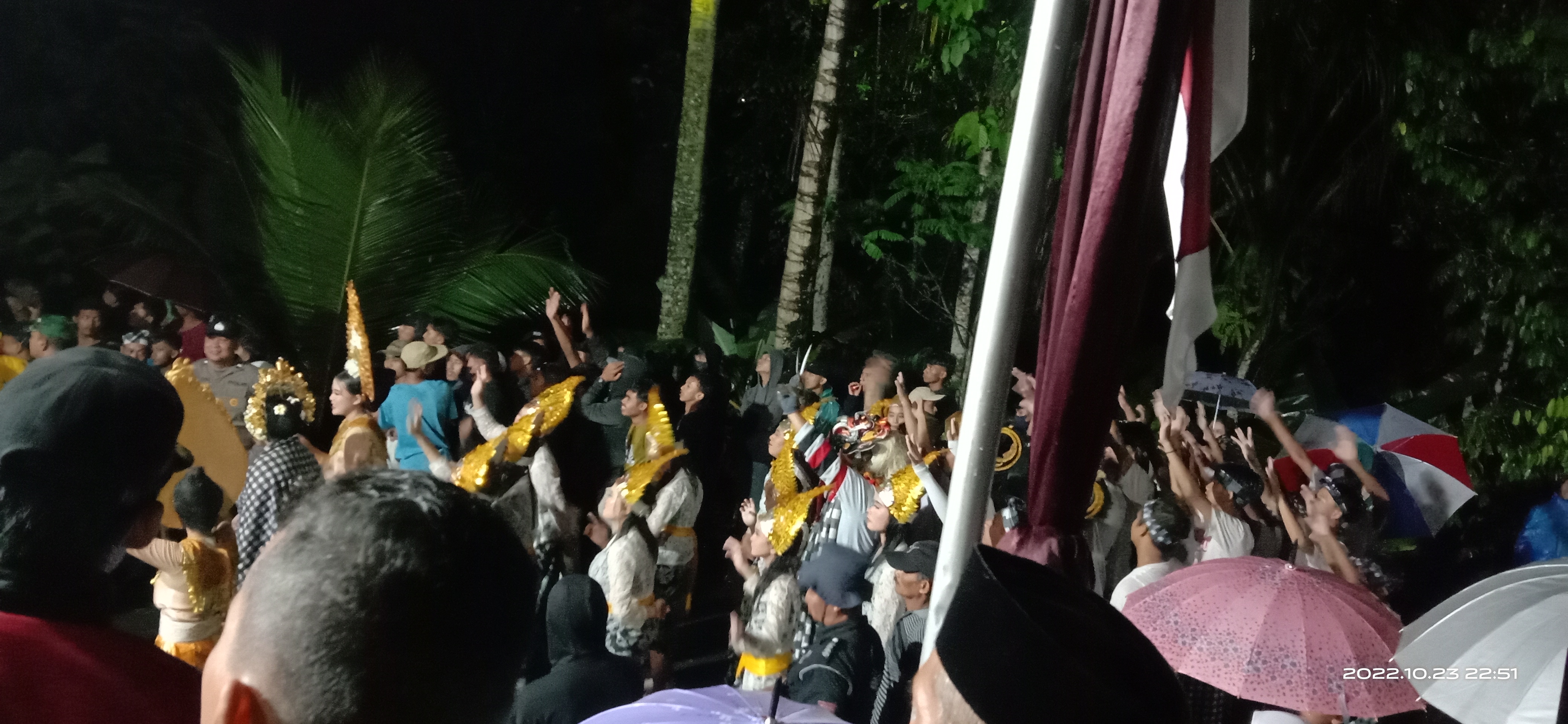 Peserta karnaval dan warga menyanyikan lagu salam satu jiwa