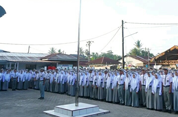 Para Siswa Peserta Upacara