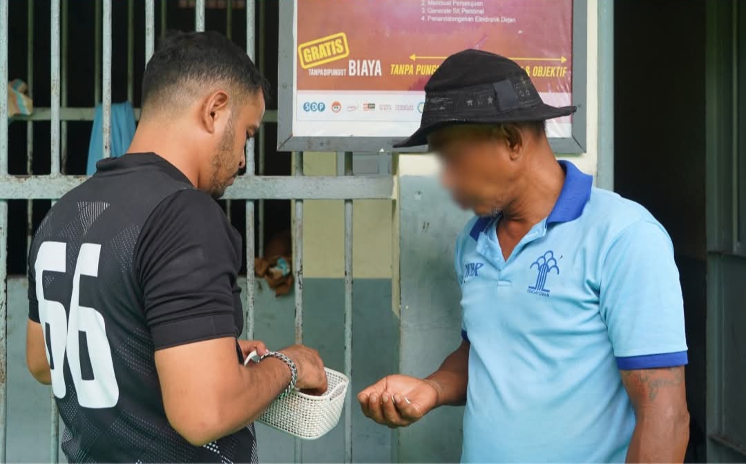 Warga Binaan Pemasyarakatan Mendapatkan Vitamin dari Petugas Rutan.