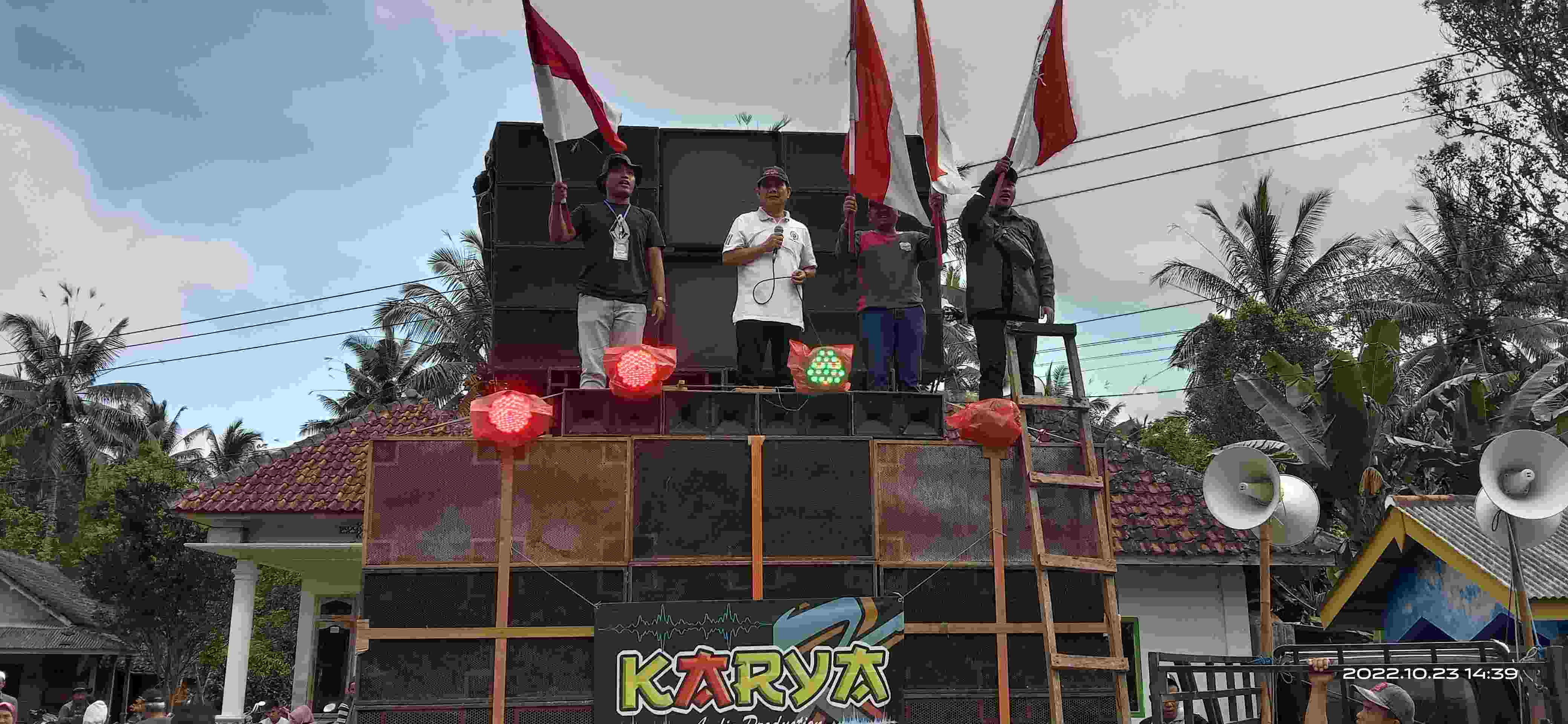 H. Gunawan kaos putih