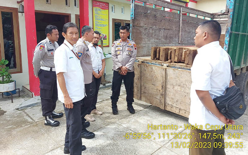 Petugas gabungan dari Perhutani KPH Cepu dan aparat kepolisian mengamankan sejumlah barang bukti kayu jati hasil curian.