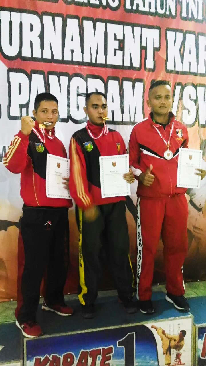 Karateka Bengkulu saat menerima medali
