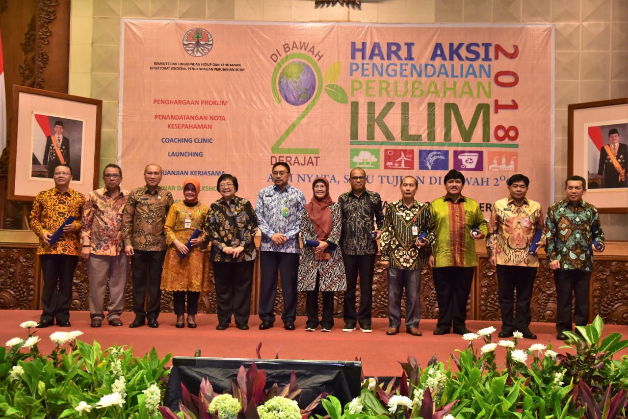Foto bersama para kepala daerah penerima penghargaan