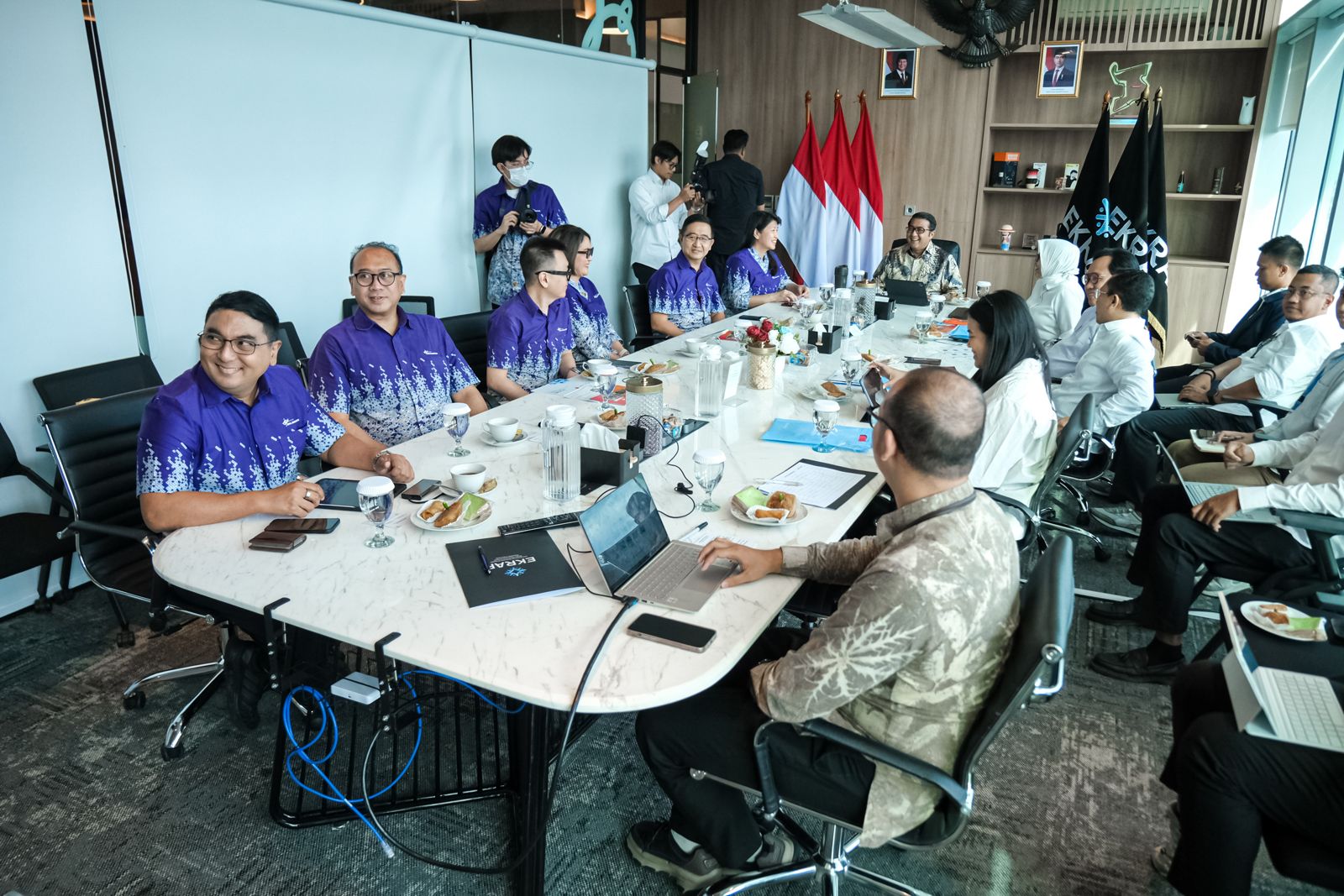 Menteri Ekonomi Kreatif, Teuku Riefky Harsya, menerima audiensi dari Bina Nusantara University (BINUS) di Kantor Kementerian Ekonomi Kreatif, Jakarta, Senin (17112025).