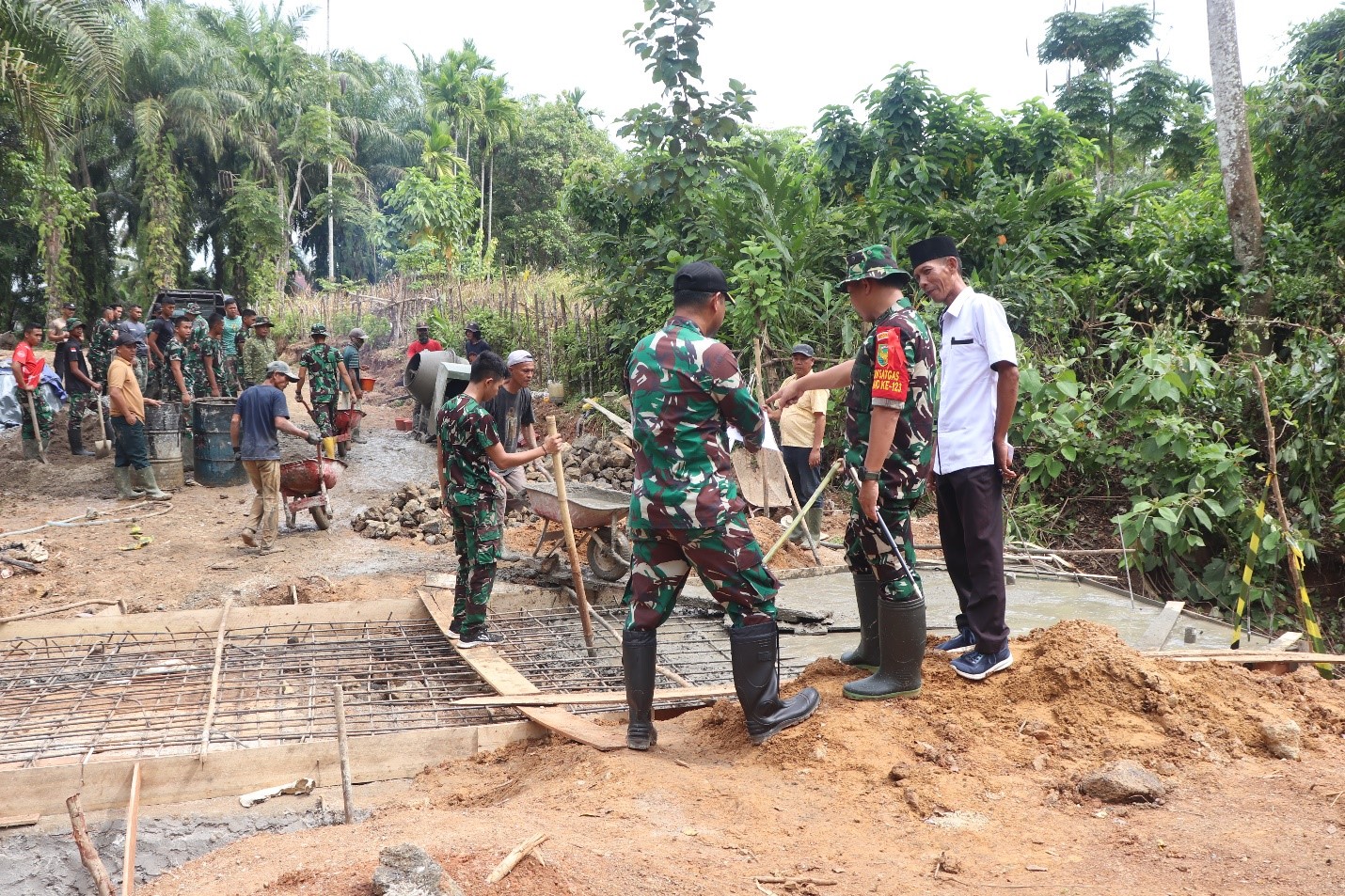Mininjau proses pembangunan, Dansatgas memastikan hasil proses konstruksi sesuai rencana awal