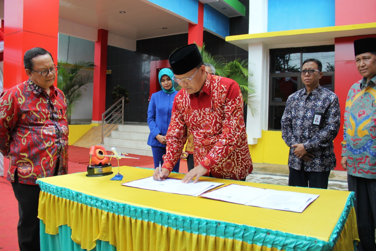 PLUT-Penandatanganan kerjasama dengan PT.Telkom dan PT.Garuda Indonesia terkait pemasaran produk KUMKM.