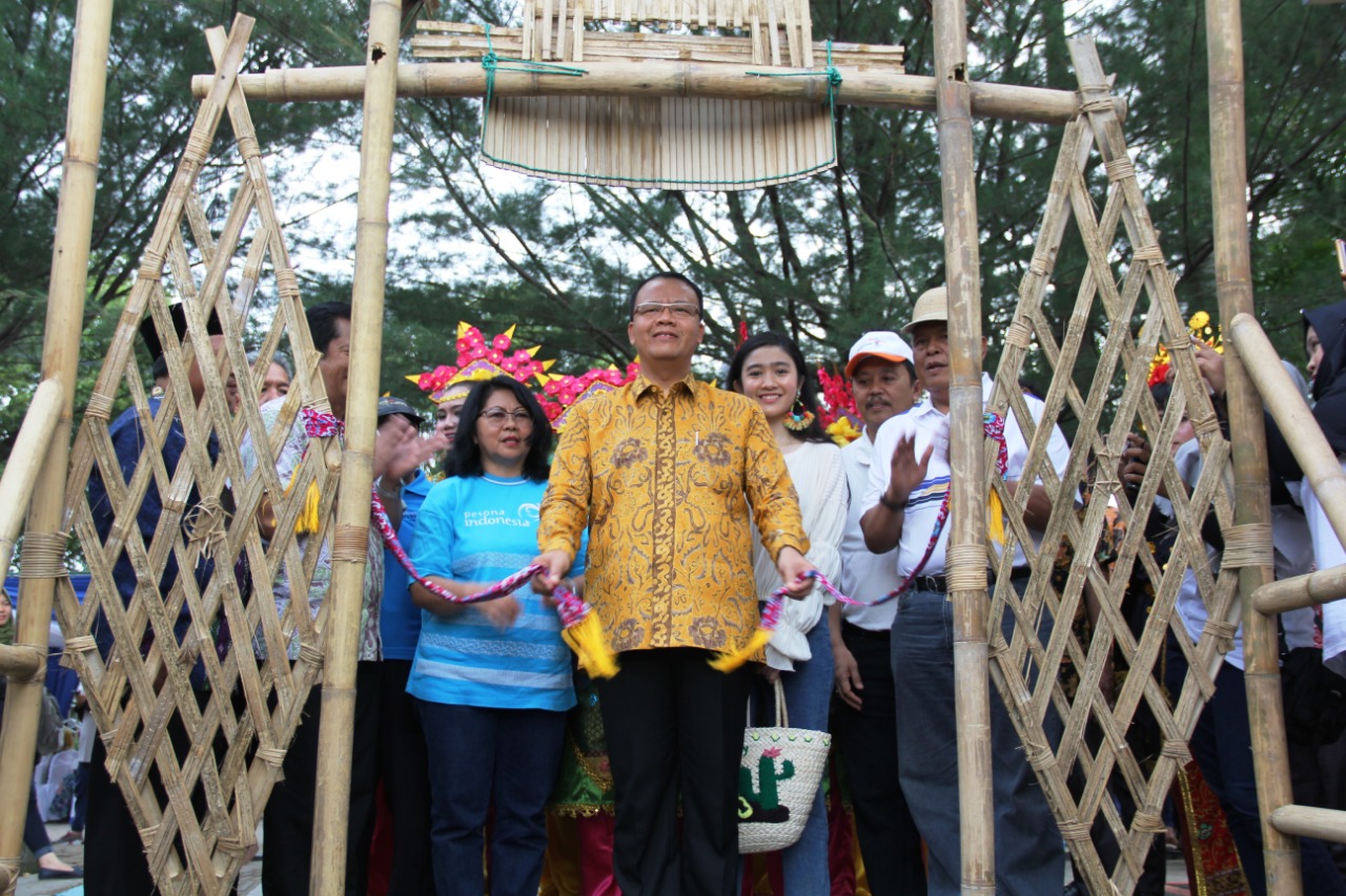 Plt Gubernur Bengkulu Rohidin Mersyah membuka pintu gerbang kuliner khas Bengkulu.