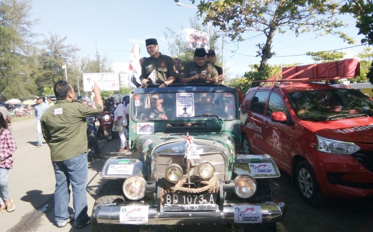 Pasangan No Urut 1 David Suardi dengan Bakhsir mengendarai Mobil Jeep Khas militer nampak gagah. 