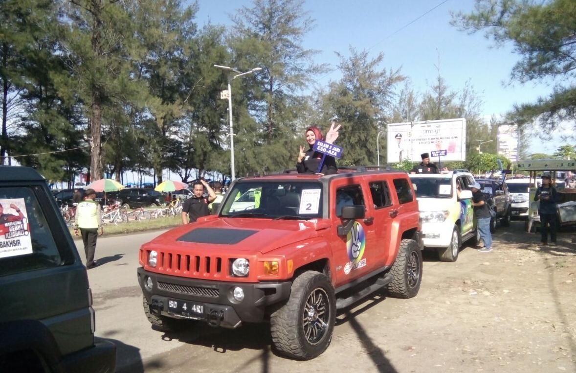 Pasangan No Urut 2 ESD dengan Zarkasi mengendarai mobil pabrikan Amerika Hummer H3.