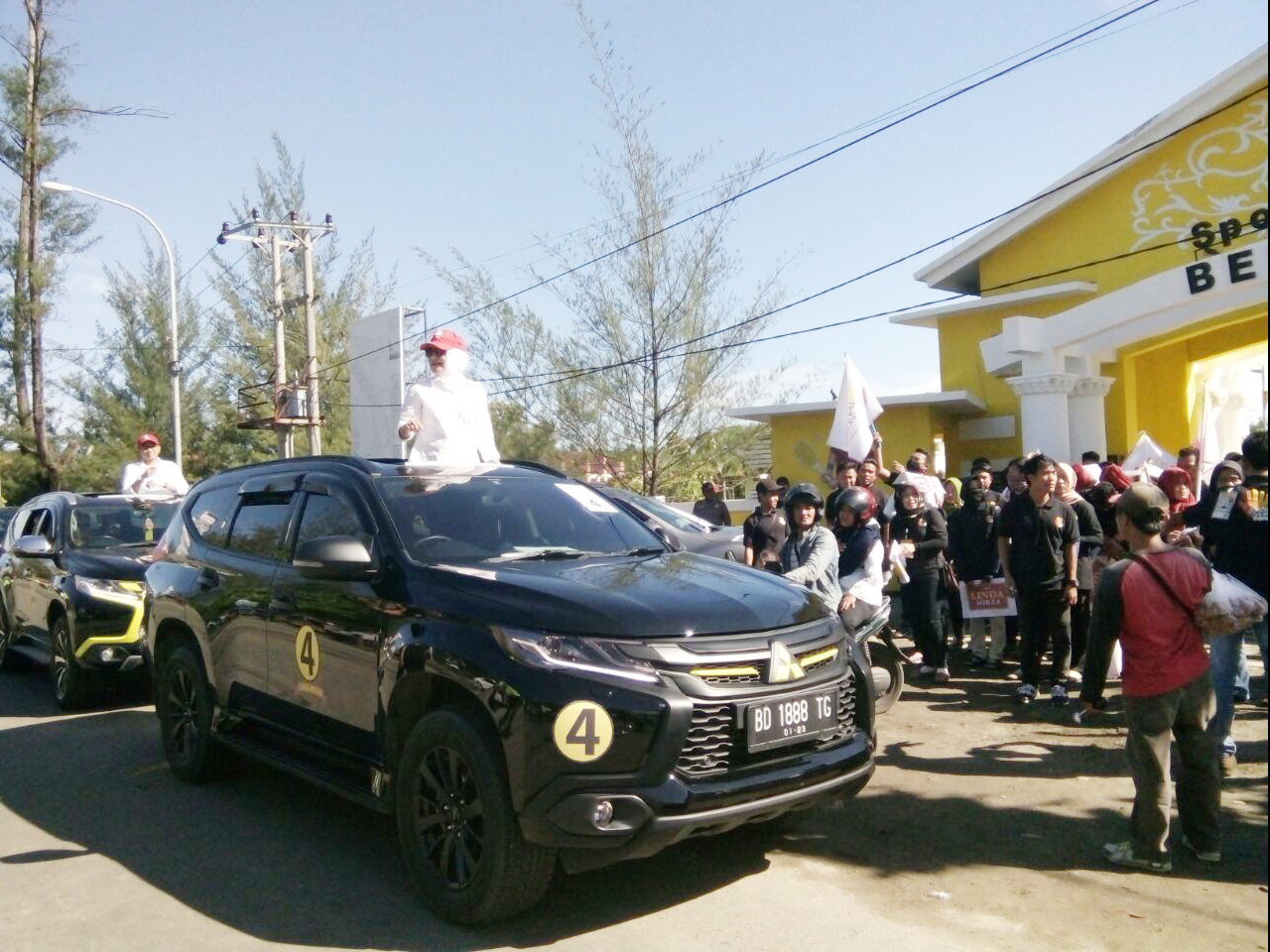 Sementara No Urut 4 pasangan Linda dan Mirza kompak kendarai Mitsubishi Pajero Sport terlihat lebih elegan.