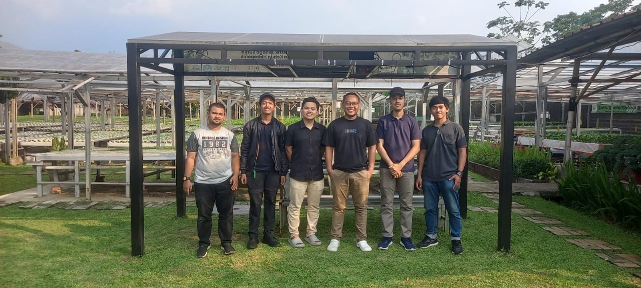  Pemasangan solar panel untuk menunjang kebutuhan energi dalam sistem pertanian hidroponik PagiFarm