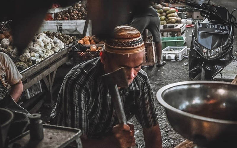 Pembeli sedang memotong daging (Foto: Muhamad Abiet F)