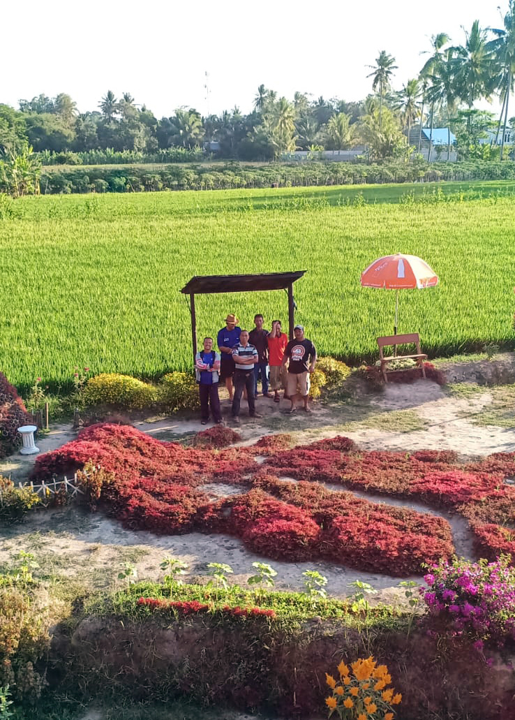 Pengunjung Menikmati Suasana Pedesaan di Sawah Kakung.