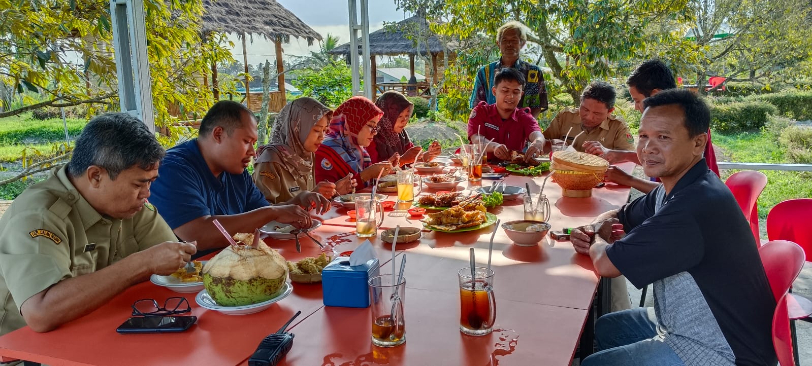 Pengunjung Menyantap Menu Ikan Segar di Sawah Kakung.