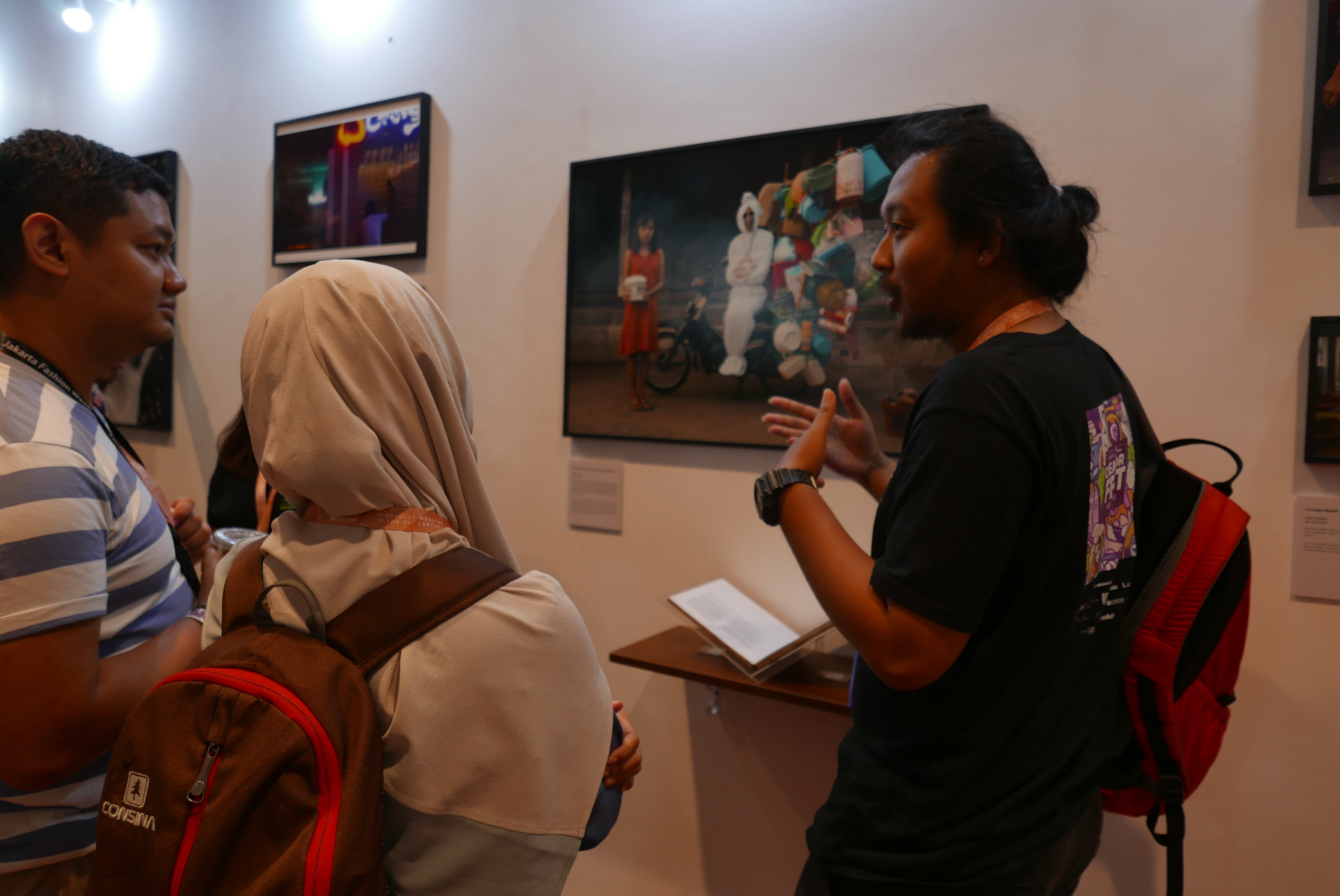 Salah satu creator sedang menjelaskan hasil karya fotografi-nya