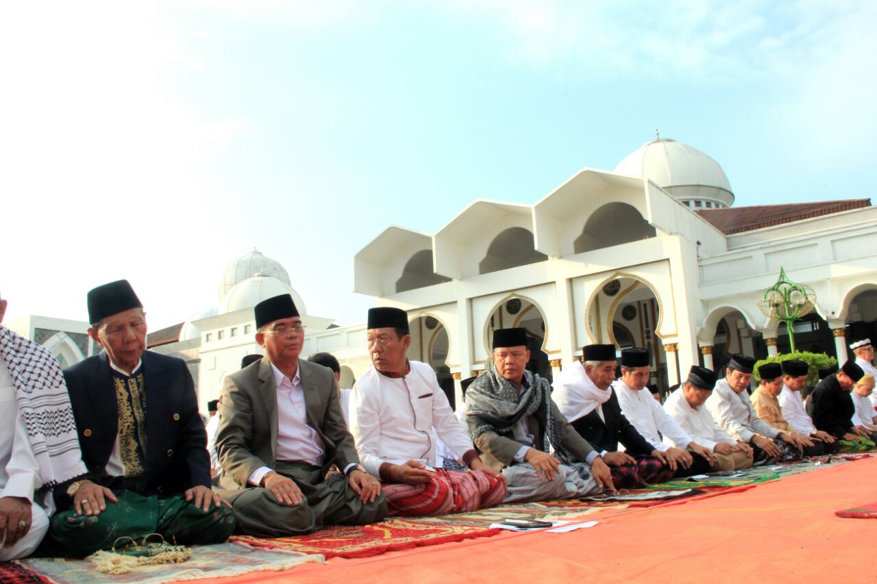 Plt. Gubernur Bengkulu Rohidin Mersyah saat melaksanakan Shalat Idul Adha dan Open House di Gedung Daerah Balai Raya Semarak