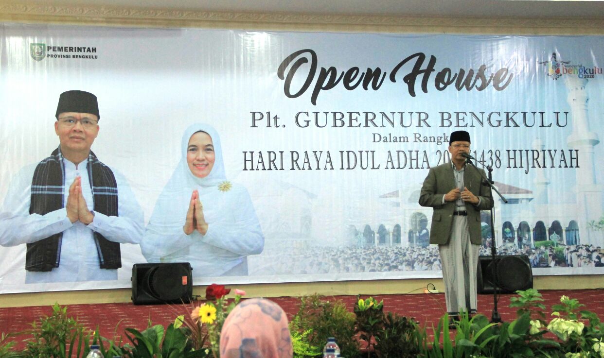 Plt. Gubernur Bengkulu Rohidin Mersyah saat melaksanakan Shalat Idul Adha dan Open House di Gedung Daerah Balai Raya Semarak