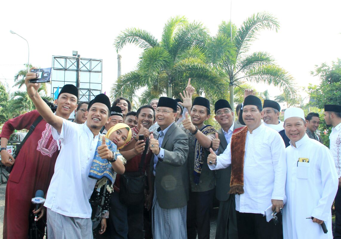 Plt. Gubernur Foto Bareng Wartawan Usai Melaksanakan Shalat Idul Adha.