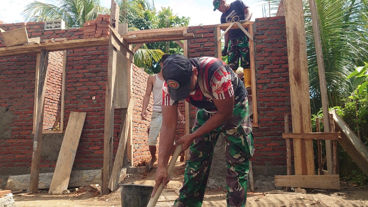 Proses rehab RTLH, rumah tak layak huni itu disulap menjadi bangunan rumah permanen.jpg