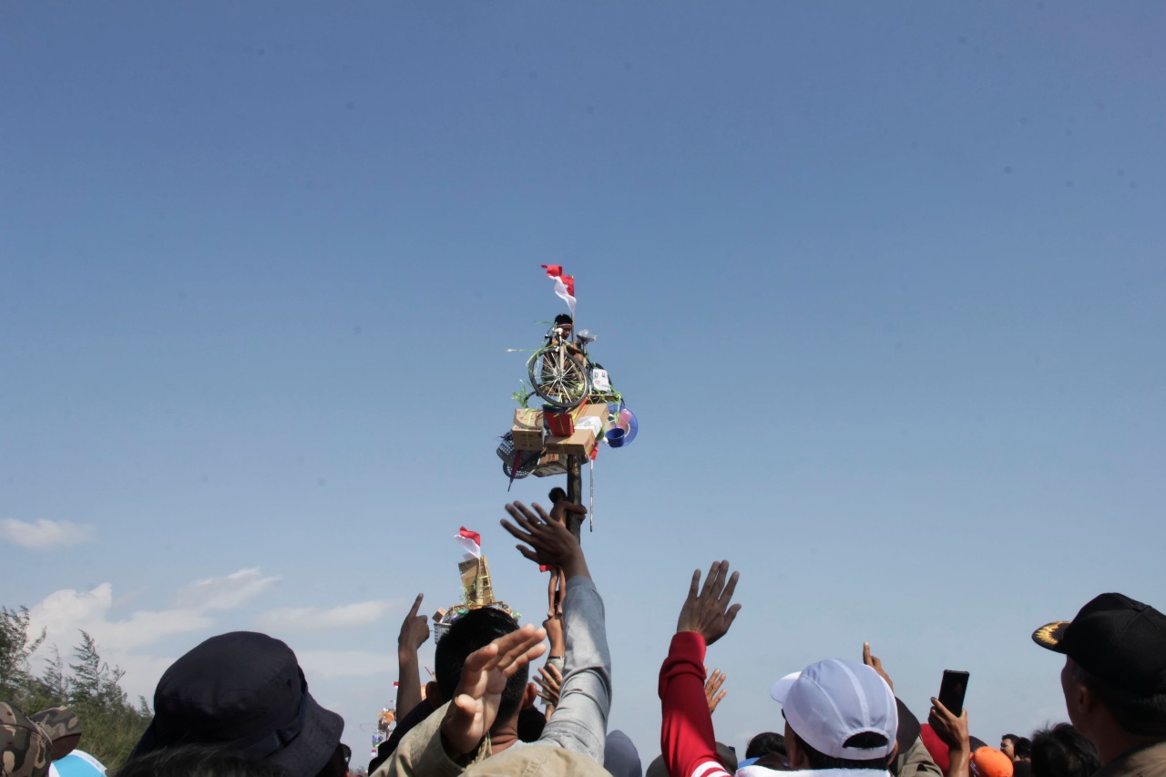 Salah satu peserta berhasil mencapai puncak.