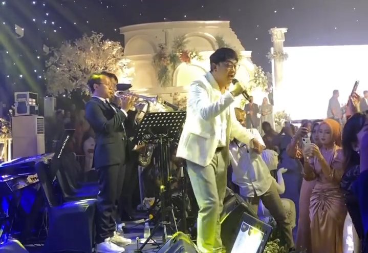 Dudy Oris Saat Hibur Tamu Resepsi