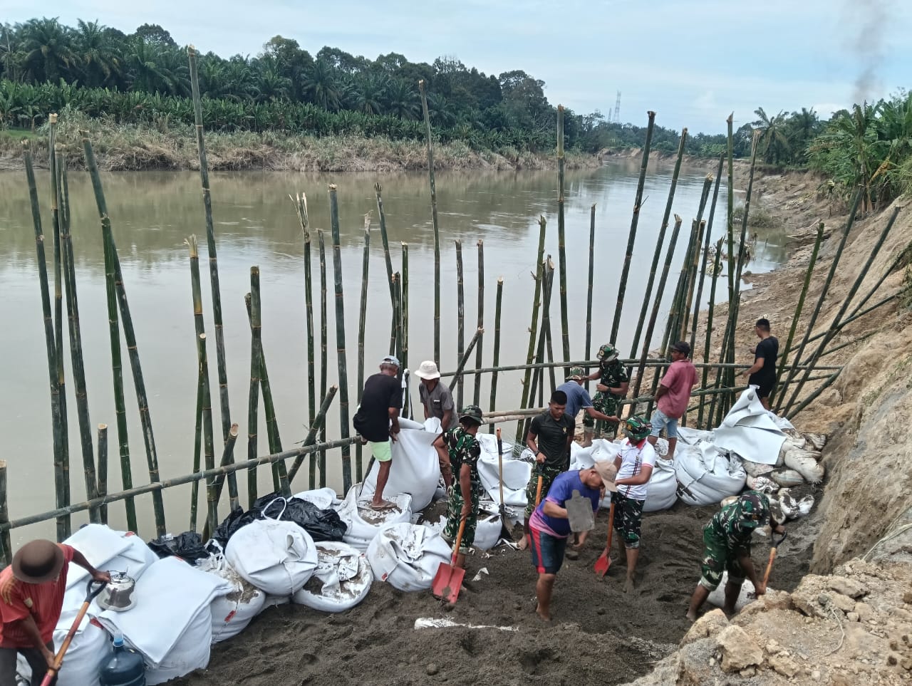 TNI dan Warga Gotong Royong Perkuat Tanggul Pasca Banjir di Langkat