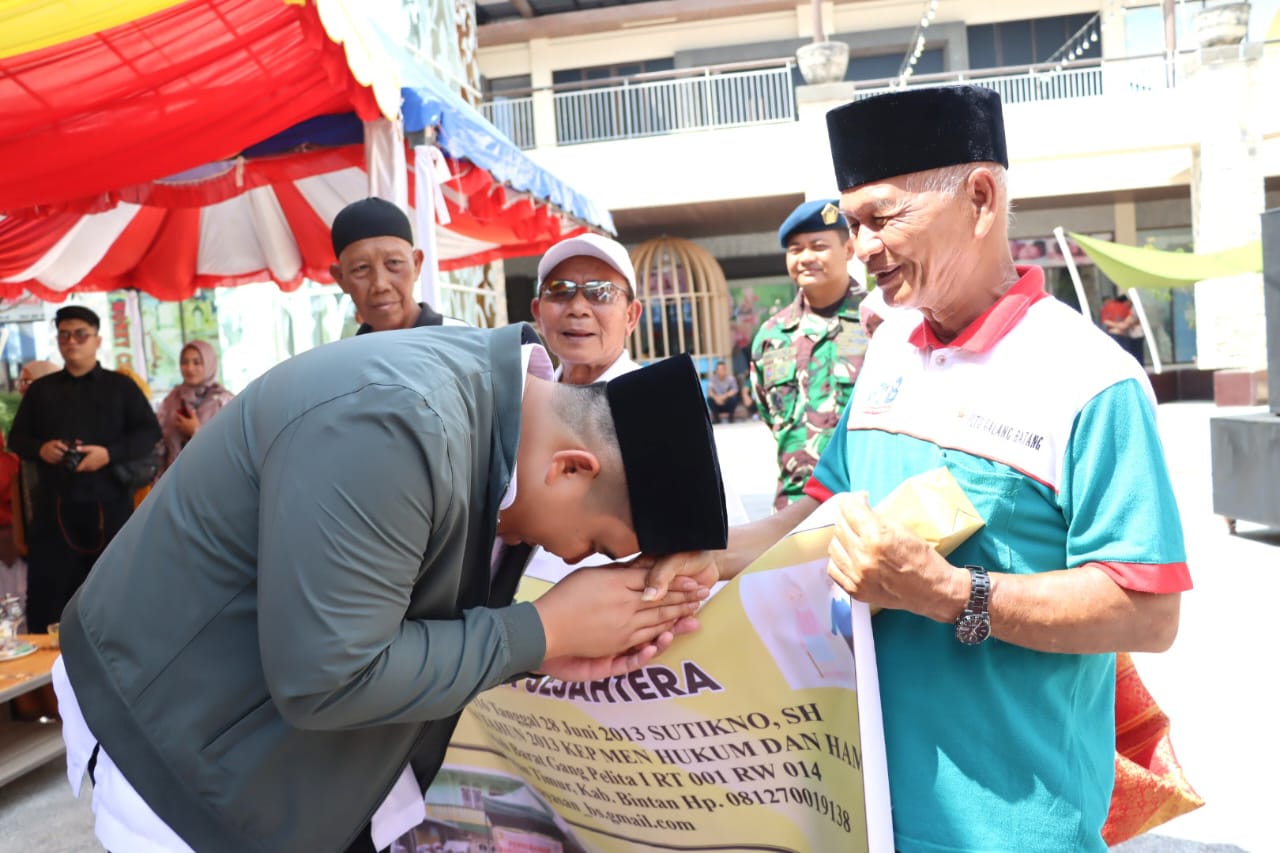 Takzim Bupati Bintan usai menyerahkan doorprize bagi Lansia penghibur acara