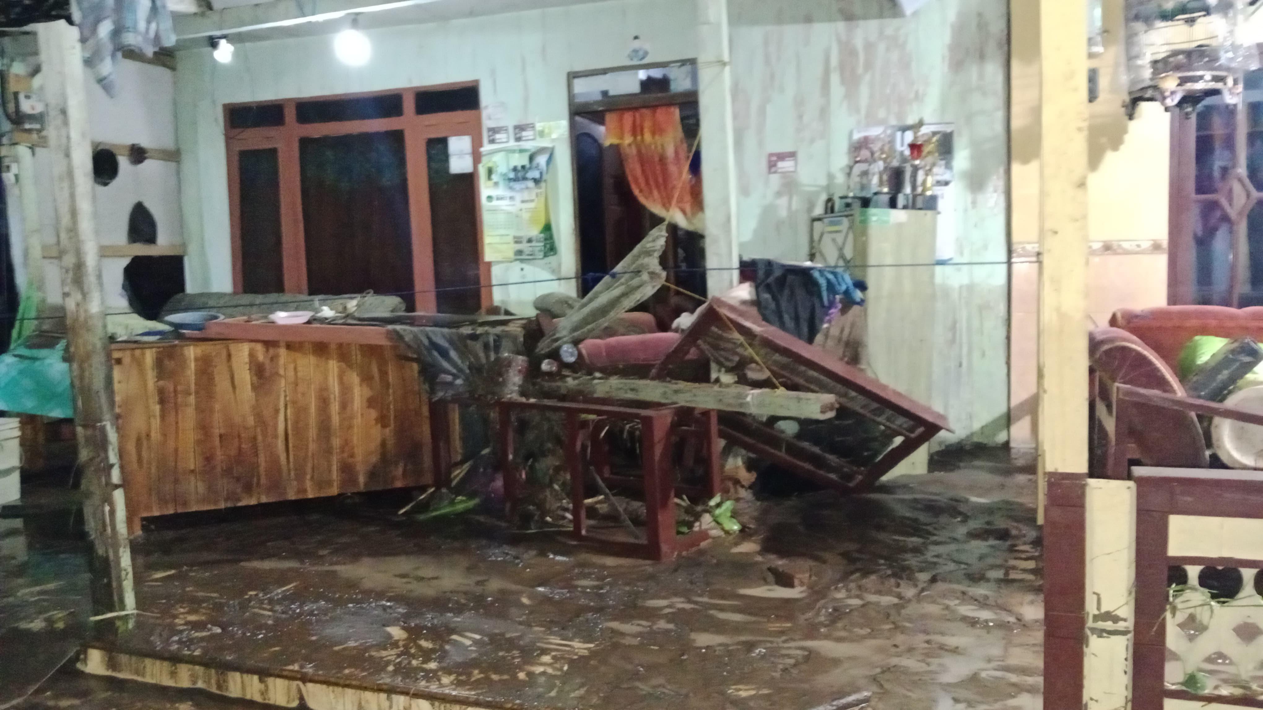 Tampak perabotan rumah warga pascabanjir di Kabupaten Bima, Nusa Tenggara Barat, Kamis (62).