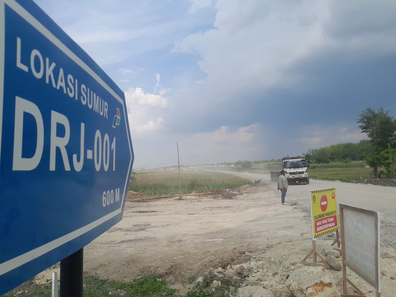 Warga Mendenrejo Kecamatan Kradenan menghentikan armada pengangkut peralatan pengeboran sumur Eksplorasi Migas Darajingga di Dukuh Nglaren Desa Mendenrejo.
