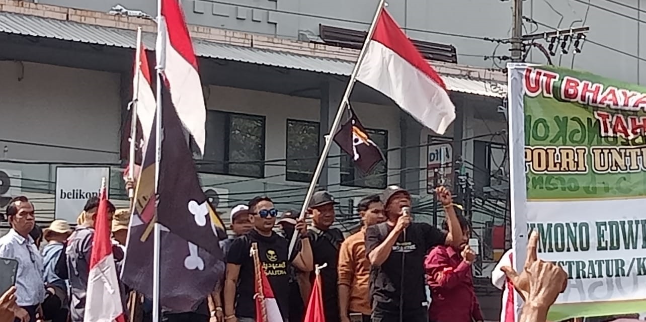 Water Canon dan Gas Air Mata Bubarkan Aksi 