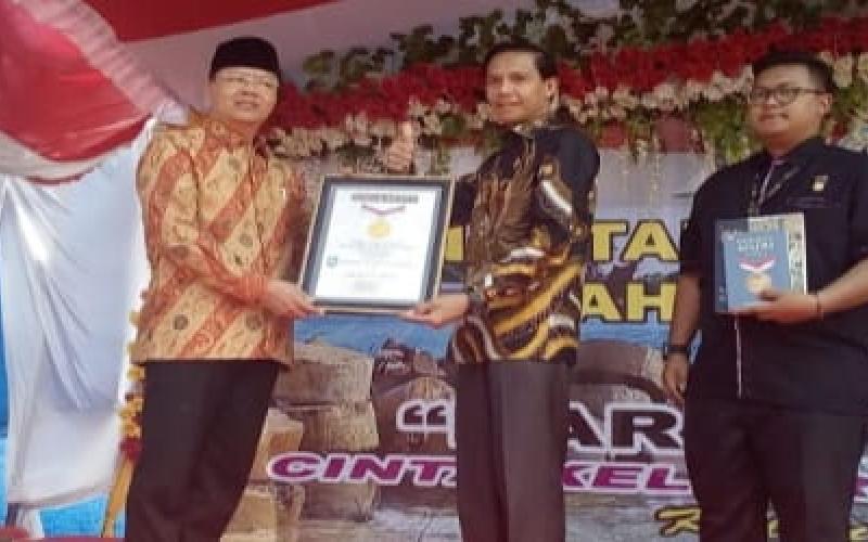 Piagam Penghargaan Rekor Muri diserahkan Kepada Plt Gubernur Bengkulu Rohidin Mersyah Kemudian diserahkan Kepada Bupati Kaur Gusril Pausi