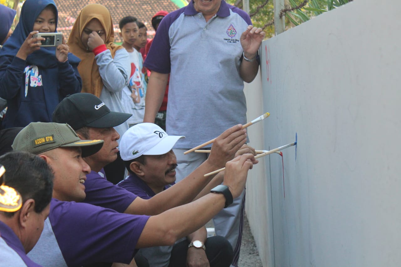 Bupati dan Dandim Torehkan Gambar Untuk Lukisan Mural