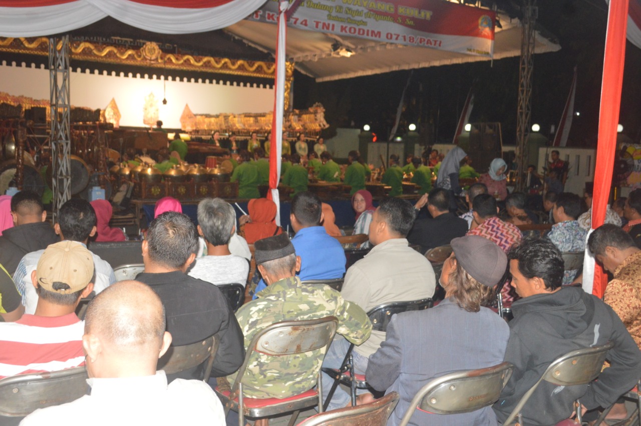 masyarakat antusias mengikuti gelaran wayang kulit